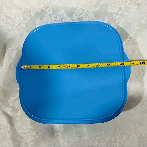 NEW (NIP) Tupperware Impressions Reversible Square Cake Taker with Green Handle - Picture 11 of 13